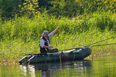 Petropavlovsk, Kazakistan - 28 Temmuz 2018: İnsanlar göl kenarında lastik gemilerde balıkçılar, balık. Lake Pestroe, Petropavlovsk, Kazakistan.