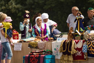 Petropavlovsk, Kazakistan - 28 Temmuz 2016: Festival, 80 yıl Kuzey Kazakistan bölgesi. Kitle kutlama etnik halk, geleneksel kostümleri insanlar sokaklarda Petropavlovsk kutlamak..