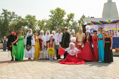 Petropavlovsk, Kazakistan - 28 Temmuz 2016: Festival, 80 yıl Kuzey Kazakistan bölgesi. Kitle kutlama etnik halk, geleneksel kostümleri insanlar sokaklarda Petropavlovsk kutlamak..