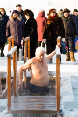 Petropavlovsk, Kazakistan - 19 Ocak 2018: vaftiz. Kışın buz delik insanlar yüzmek.