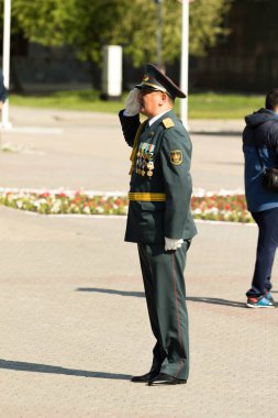 Petropavlovsk 7 Mayıs 2016: Resmi tatil. Defender'ı vatan günün Kazakistan'da 7 Mayıs kutladı. Asker ve askeri. Toplu kutlamalar insanlar.