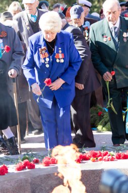 Petropavlovsk, Kazakistan - 9 Mayıs 2016: 9 Mayıs 2016 Petropavlovsk, Kazakistan'daki zafer günü. Ölü savaş anısına. Üyeler mutlu.
