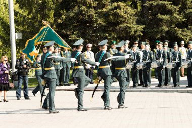 Petropavlovsk 7 Mayıs 2016: Resmi tatil. Defender'ı vatan günün Kazakistan'da 7 Mayıs kutladı. Asker ve askeri. Toplu kutlamalar insanlar.