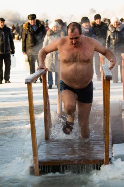 Petropavlovsk, Kazakistan - 19 Ocak 2018: vaftiz. Kışın buz delik insanlar yüzmek.