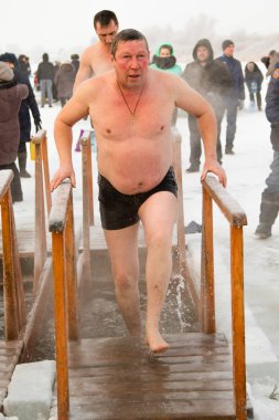 Petropavlovsk, Kazakistan - 19 Ocak 2018: vaftiz. Kışın buz delik insanlar yüzmek.