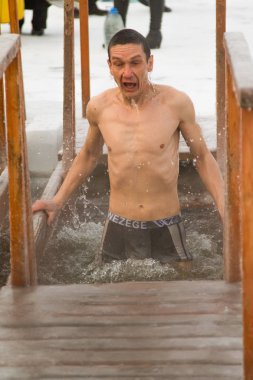 Petropavlovsk, Kazakistan - 19 Ocak 2018: vaftiz. Kışın buz delik insanlar yüzmek.