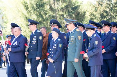 Petropavlovsk, Kazakistan - 9 Mayıs 2016: 9 Mayıs 2016 Petropavlovsk, Kazakistan'daki zafer günü. Ölü savaş anısına. Üyeler mutlu.