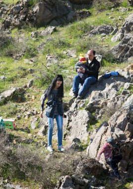 Kazakistan, Çimkent - 9 Nisan 2017. Erkekler kadınlar kadınlar çocuk dağlar bahar. Jöle manzara manzara.