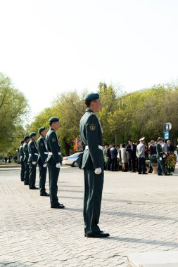 Petropavlovsk 7 Mayıs 2016: Resmi tatil. Defender'ı vatan günün Kazakistan'da 7 Mayıs kutladı. Asker ve askeri. Toplu kutlamalar insanlar.