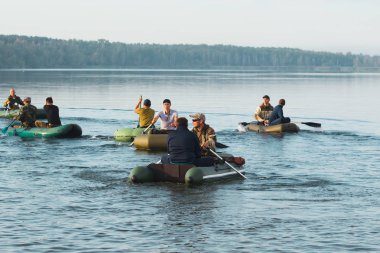 Petropavlovsk, Kazakistan - 28 Temmuz 2018: İnsanlar göl kenarında lastik gemilerde balıkçılar, balık. Lake Pestroe, Petropavlovsk, Kazakistan.