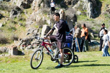Kazakistan, Çimkent - 9 Nisan 2017. Erkekler kadınlar kadınlar çocuk dağlar bahar. Jöle manzara manzara.