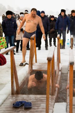 Petropavlovsk, Kazakistan - 19 Ocak 2018: vaftiz. Kışın buz delik insanlar yüzmek.