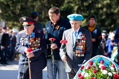 Petropavlovsk, Kazakistan - 9 Mayıs 2016: 9 Mayıs 2016 Petropavlovsk, Kazakistan'daki zafer günü. Ölü savaş anısına. Üyeler mutlu.