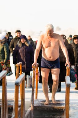 Petropavlovsk, Kazakistan - 19 Ocak 2018: vaftiz. Kışın buz delik insanlar yüzmek.