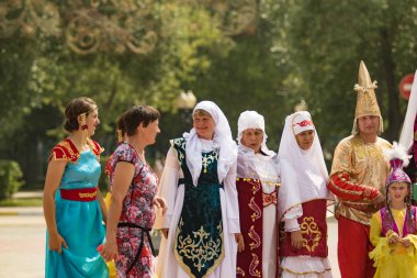 Petropavlovsk, Kazakistan - 28 Temmuz 2016: Festival, 80 yıl Kuzey Kazakistan bölgesi. Kitle kutlama etnik halk, geleneksel kostümleri insanlar sokaklarda Petropavlovsk kutlamak..