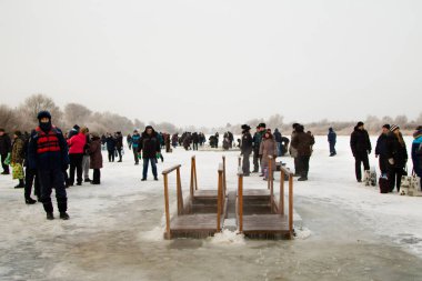 Petropavlovsk, Kazakistan - 19 Ocak 2018: vaftiz. Kışın buz delik insanlar yüzmek.