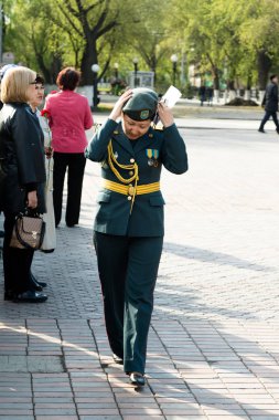Petropavlovsk 7 Mayıs 2016: Resmi tatil. Defender'ı vatan günün Kazakistan'da 7 Mayıs kutladı. Asker ve askeri. Toplu kutlamalar insanlar.