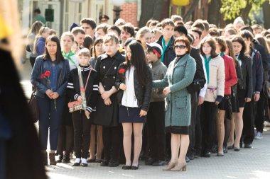 Petropavlovsk 7 Mayıs 2016: Resmi tatil. Defender'ı vatan günün Kazakistan'da 7 Mayıs kutladı. Asker ve askeri. Toplu kutlamalar insanlar.