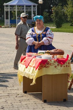 Petropavlovsk, Kazakistan - 28 Temmuz 2016: Festival, 80 yıl Kuzey Kazakistan bölgesi. Kitle kutlama etnik halk, geleneksel kostümleri insanlar sokaklarda Petropavlovsk kutlamak..