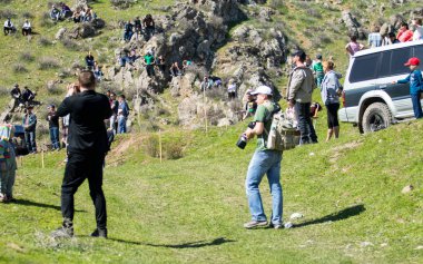 Kazakistan, Çimkent - 9 Nisan 2017. Erkekler kadınlar kadınlar çocuk dağlar bahar. Jöle manzara manzara.