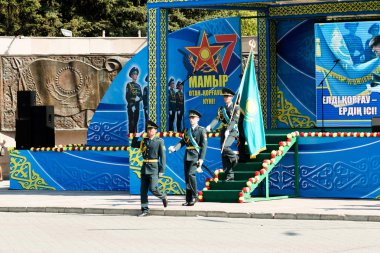 Petropavlovsk 7 Mayıs 2016: Resmi tatil. Defender'ı vatan günün Kazakistan'da 7 Mayıs kutladı. Asker ve askeri. Toplu kutlamalar insanlar.