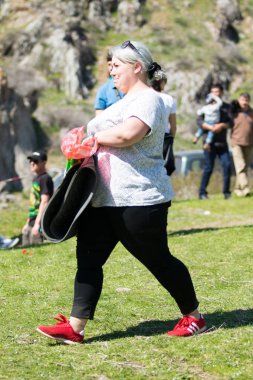 Kazakistan, Çimkent - 9 Nisan 2017. Erkekler kadınlar kadınlar çocuk dağlar bahar. Jöle manzara manzara.