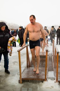 Petropavlovsk, Kazakistan - 19 Ocak 2018: vaftiz. Kışın buz delik insanlar yüzmek.
