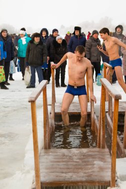 Petropavlovsk, Kazakistan - 19 Ocak 2018: vaftiz. Kışın buz delik insanlar yüzmek.