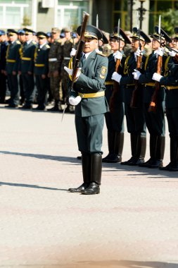 Petropavlovsk 7 Mayıs 2016: Resmi tatil. Defender'ı vatan günün Kazakistan'da 7 Mayıs kutladı. Asker ve askeri. Toplu kutlamalar insanlar.