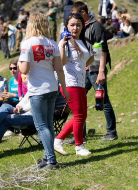 Kazakistan, Çimkent - 9 Nisan 2017. Erkekler kadınlar kadınlar çocuk dağlar bahar. Jöle manzara manzara.