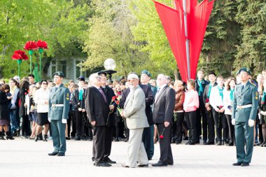 Petropavlovsk 7 Mayıs 2016: Resmi tatil. Defender'ı vatan günün Kazakistan'da 7 Mayıs kutladı. Asker ve askeri. Toplu kutlamalar insanlar.