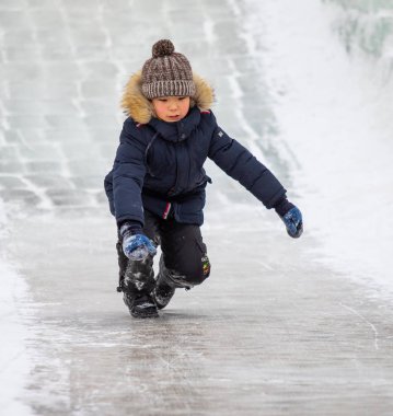 Petropavlovsk, Kazakistan - 13 Ocak 2019: Çocuk buzlu bir tepede binmek. Yetişkinler ve çocuklar parkta birlikte sakin ol.