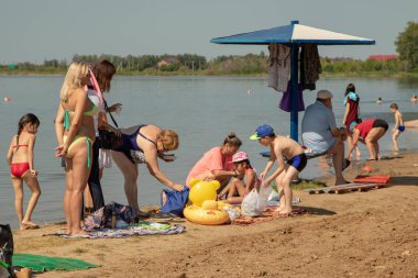 Petropavlovsk, Kazakistan - 28 Temmuz 2018: İnsanlar yıkanmak dinlenme güneşlenin. Lake Pestroe, Petropavlovsk, Kazakistan.