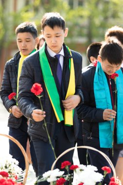 Petropavlovsk 7 Mayıs 2016: Resmi tatil. Defender'ı vatan günün Kazakistan'da 7 Mayıs kutladı. Asker ve askeri. Toplu kutlamalar insanlar.