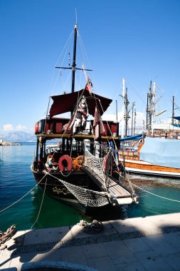 Antalya, Türkiye - 21 Haziran 2017: Bir tatil beldesi Antalya eski liman tekneler vardır.
