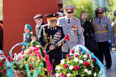 Petropavlovsk, Kazakistan - 9 Mayıs 2016: 9 Mayıs 2016 Petropavlovsk, Kazakistan'daki zafer günü. Ölü savaş anısına. Üyeler mutlu.