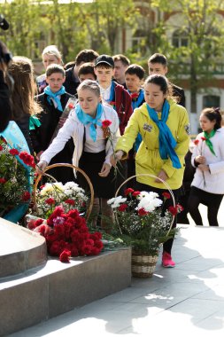 Petropavlovsk 7 Mayıs 2016: Resmi tatil. Defender'ı vatan günün Kazakistan'da 7 Mayıs kutladı. Asker ve askeri. Toplu kutlamalar insanlar.