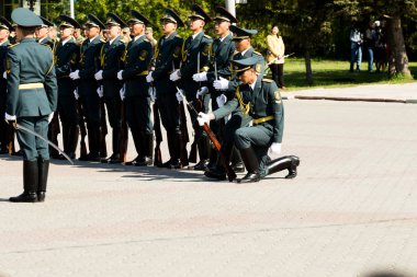 Petropavlovsk 7 Mayıs 2016: Resmi tatil. Defender'ı vatan günün Kazakistan'da 7 Mayıs kutladı. Asker ve askeri. Toplu kutlamalar insanlar.