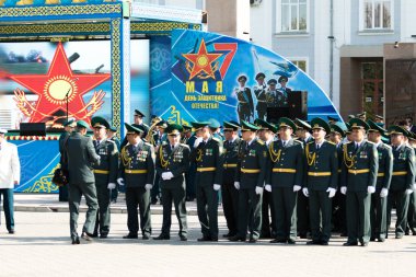 Petropavlovsk 7 Mayıs 2016: Resmi tatil. Defender'ı vatan günün Kazakistan'da 7 Mayıs kutladı. Asker ve askeri. Toplu kutlamalar insanlar.