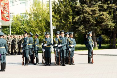 Petropavlovsk 7 Mayıs 2016: Resmi tatil. Defender'ı vatan günün Kazakistan'da 7 Mayıs kutladı. Asker ve askeri. Toplu kutlamalar insanlar.