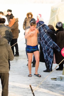 Petropavlovsk, Kazakistan - 19 Ocak 2018: vaftiz. Kışın buz delik insanlar yüzmek.