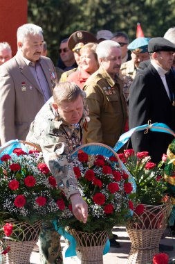 Petropavlovsk, Kazakistan - 9 Mayıs 2016: 9 Mayıs 2016 Petropavlovsk, Kazakistan'daki zafer günü. Ölü savaş anısına. Üyeler mutlu.