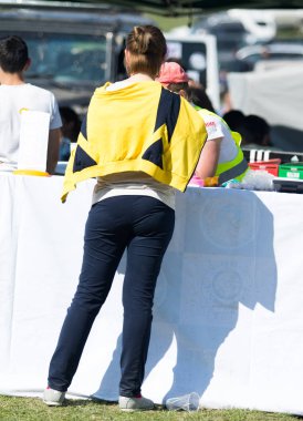 Kazakistan, Çimkent - 9 Nisan 2017. Erkekler kadınlar kadınlar çocuk dağlar bahar. Jöle manzara manzara.