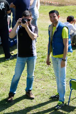 Kazakistan, Çimkent - 9 Nisan 2017. Erkekler kadınlar kadınlar çocuk dağlar bahar. Jöle manzara manzara.