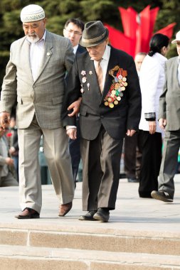 Petropavlovsk 7 Mayıs 2016: Resmi tatil. Defender'ı vatan günün Kazakistan'da 7 Mayıs kutladı. Asker ve askeri. Toplu kutlamalar insanlar.