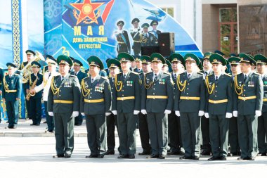 Petropavlovsk 7 Mayıs 2016: Resmi tatil. Defender'ı vatan günün Kazakistan'da 7 Mayıs kutladı. Asker ve askeri. Toplu kutlamalar insanlar.