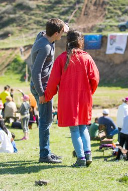 Kazakistan, Çimkent - 9 Nisan 2017. Erkekler kadınlar kadınlar çocuk dağlar bahar. Jöle manzara manzara.
