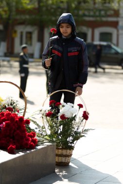 Petropavlovsk 7 Mayıs 2016: Resmi tatil. Defender'ı vatan günün Kazakistan'da 7 Mayıs kutladı. Asker ve askeri. Toplu kutlamalar insanlar.