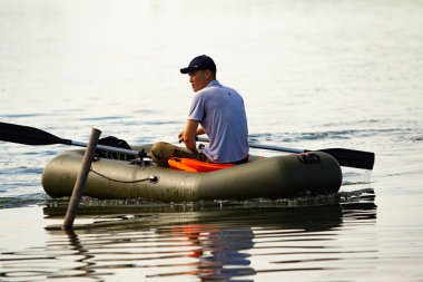 Petropavlovsk, Kazakistan - 28 Temmuz 2018: İnsanlar göl kenarında lastik gemilerde balıkçılar, balık. Lake Pestroe, Petropavlovsk, Kazakistan.