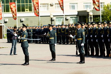Petropavlovsk 7 Mayıs 2016: Resmi tatil. Defender'ı vatan günün Kazakistan'da 7 Mayıs kutladı. Asker ve askeri. Toplu kutlamalar insanlar.
